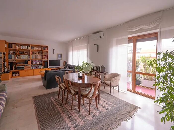 Appartamento con 5 locali in vendita in Via Ajaccio, Milano