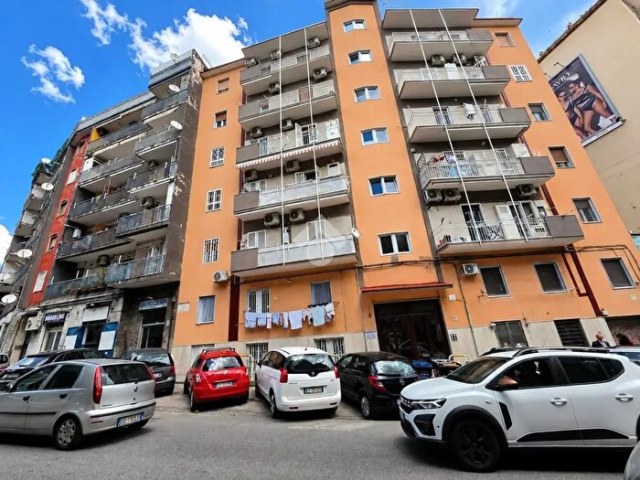 Appartamento trilocale in vendita in Via Gabriele Jannelli, Napoli