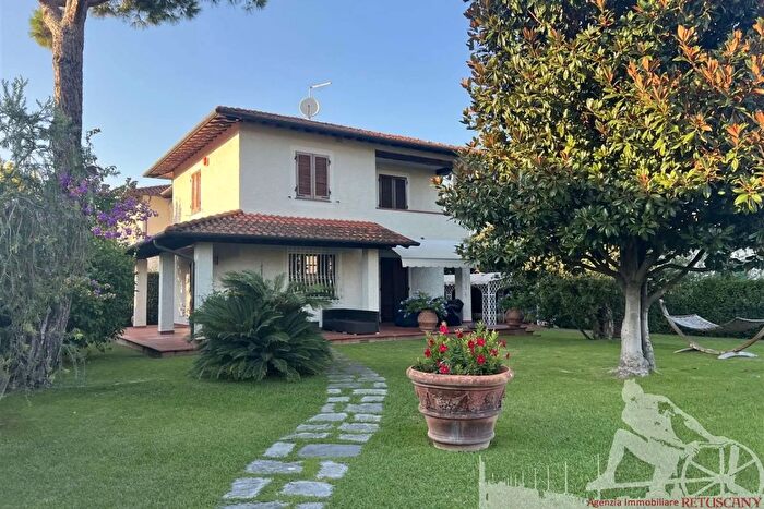 Casa con 6 locali in vendita in Forte Dei Marmi