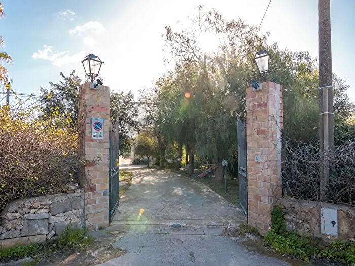 Casa con 16 locali in vendita in Contrada Chiusa di Carlo, Avola