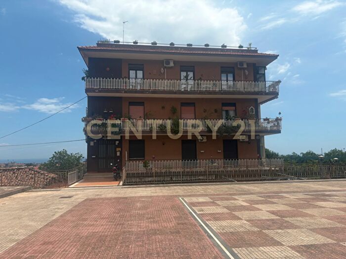 Appartamento quadrilocale in vendita in Via Finocchiari, Aci Catena