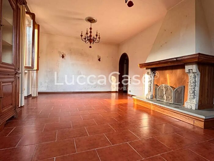 Casa con 15 locali in vendita in Borgo A Mozzano