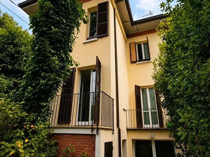 Casa con 9 locali in vendita in Viale Spazzoli, Forli