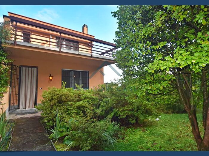 Casa quadrilocale in vendita in Via Campo di Maggio, Brunello