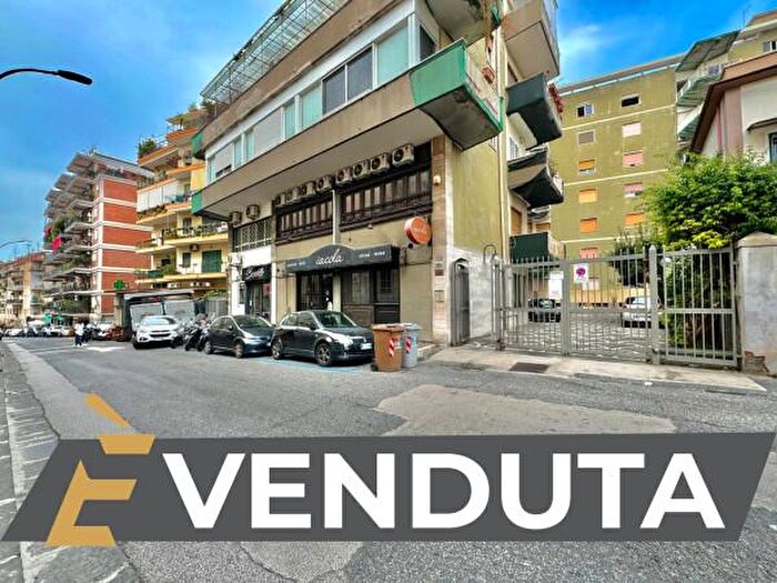 Appartamento con 5 locali in vendita in Via Belvedere, Napoli