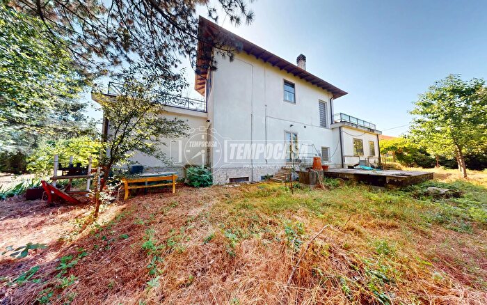 Casa con 7 locali in vendita in Via Martiri Benedicta, Vignole Borbera