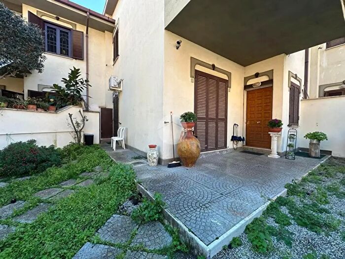 Casa quadrilocale in vendita in Via Michele Barbi, Roma