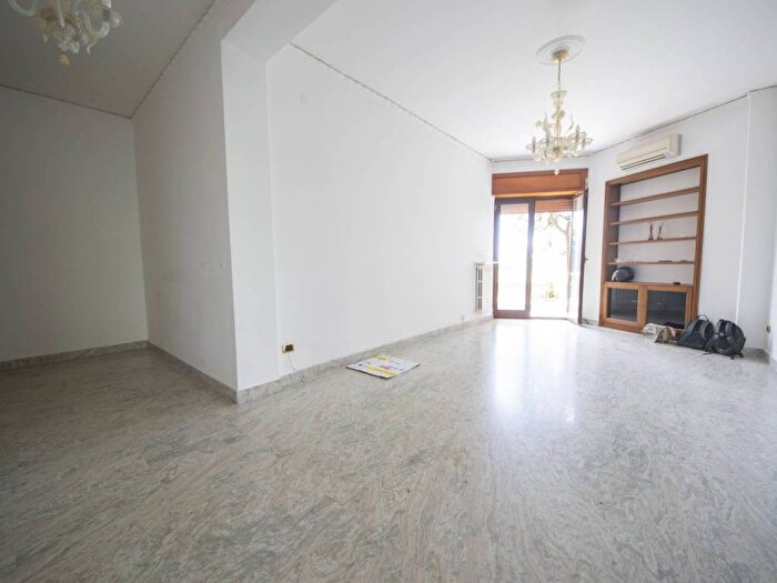 Appartamento trilocale in affitto in Via San Paolo a Villanova, Posillipo, Napoli