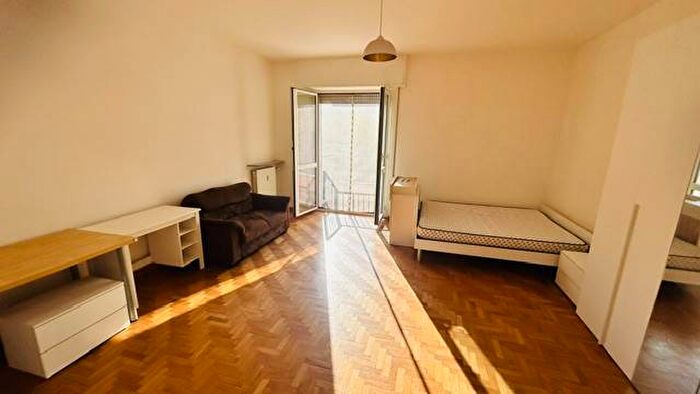 Appartamento quadrilocale in affitto in Via Andrea Maffei, Montenero, Milano