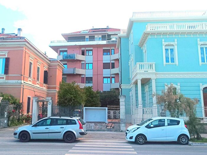 Appartamento con 6 locali in affitto in Viale Regina Elena, Piazza Salotto Corso Umberto, Pescara
