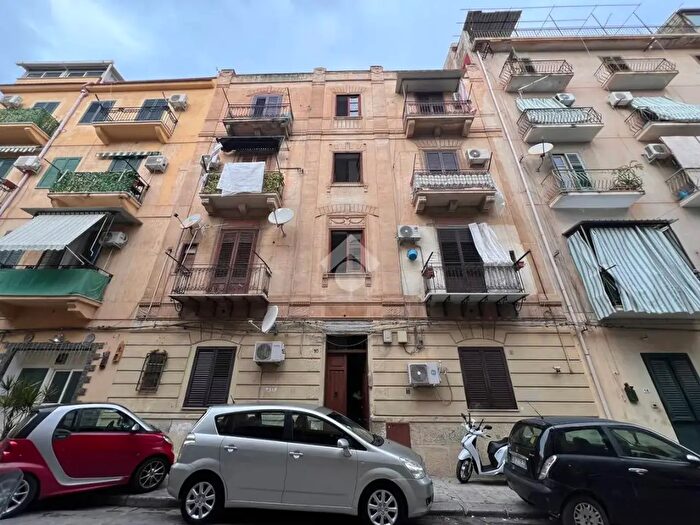 Appartamento trilocale in vendita in Via Gualtiero Offamilio, Palermo