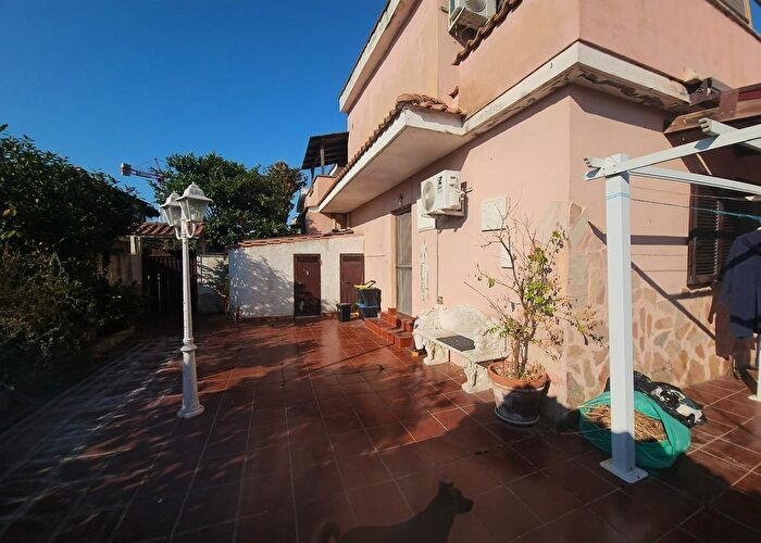 Casa trilocale in vendita in Via Signa, Pomezia