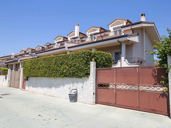 Casa con 6 locali in vendita in Viale Crotone, Catanzaro