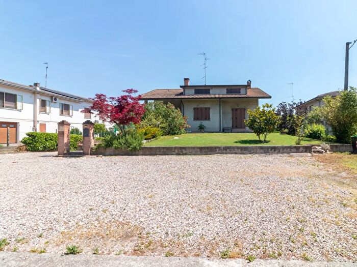 Casa con 9 locali in vendita in Via per Zerbinate, Bondeno