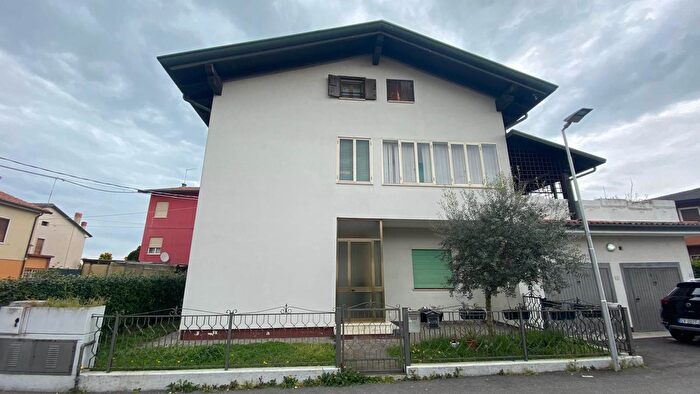 Casa con 8 locali in vendita in Torri Di Quartesolo