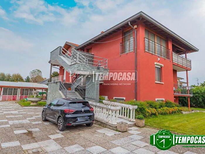 Appartamento quadrilocale in vendita in Via Gran Sasso, Zibido San Giacomo