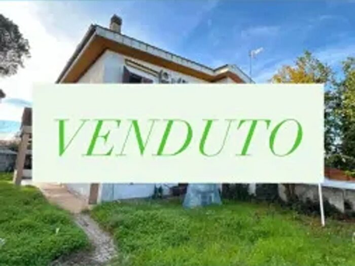 Casa quadrilocale in vendita in Via Abelia, Anzio