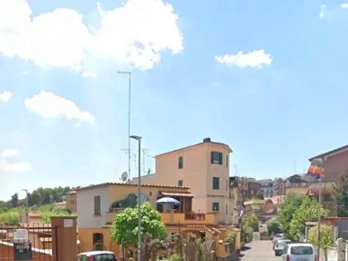 Appartamento trilocale in vendita in Via Giuseppe Carampi, Roma