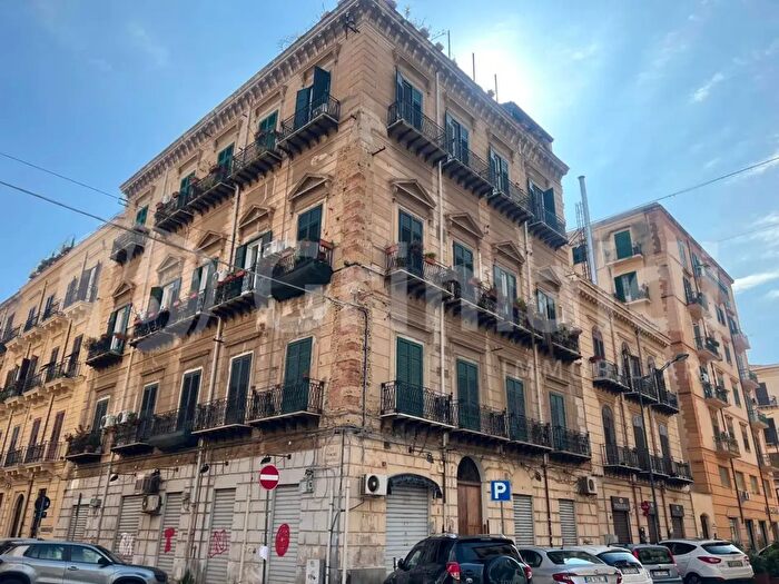 Appartamento con 6 locali in vendita in Via Principe di Scordia, Palermo