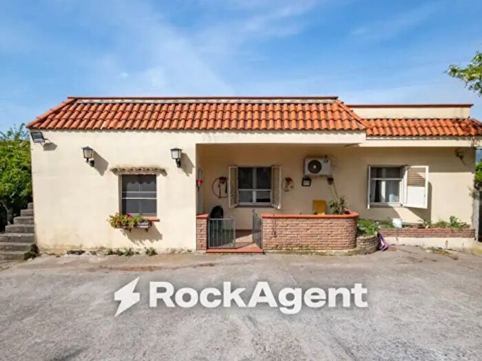 Casa con 6 locali in vendita in Via per Gimigliano, Catanzaro