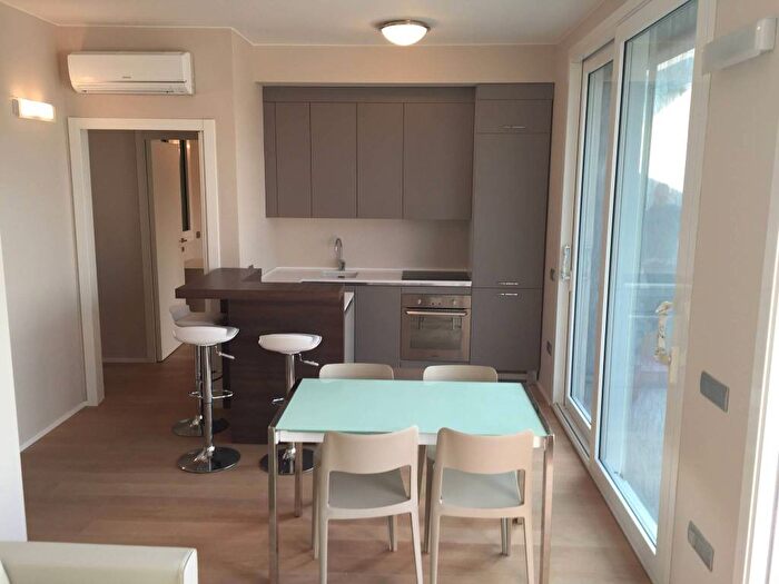 Appartamento trilocale in affitto in Via Modonella, Centro Storico, Modena