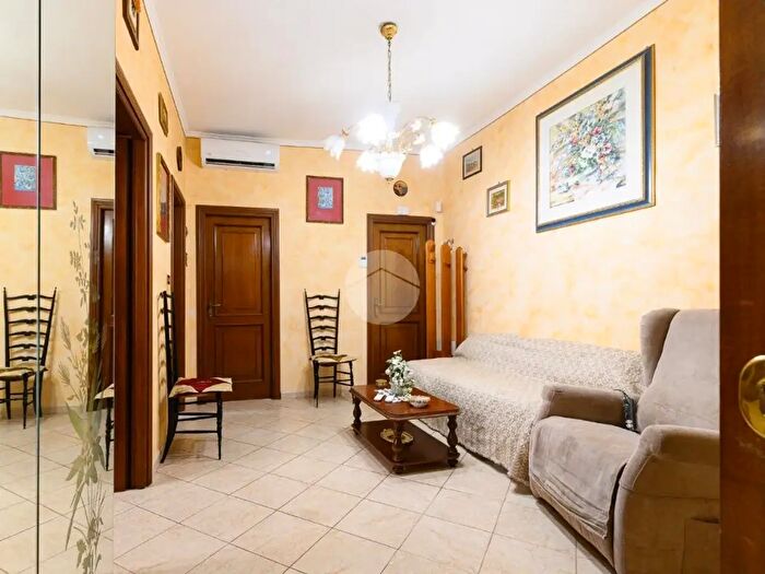 Appartamento trilocale in vendita in Via Ponsacco, Roma