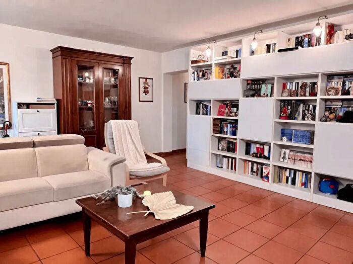 Appartamento con 5 locali in vendita in Via Rodi, Verona