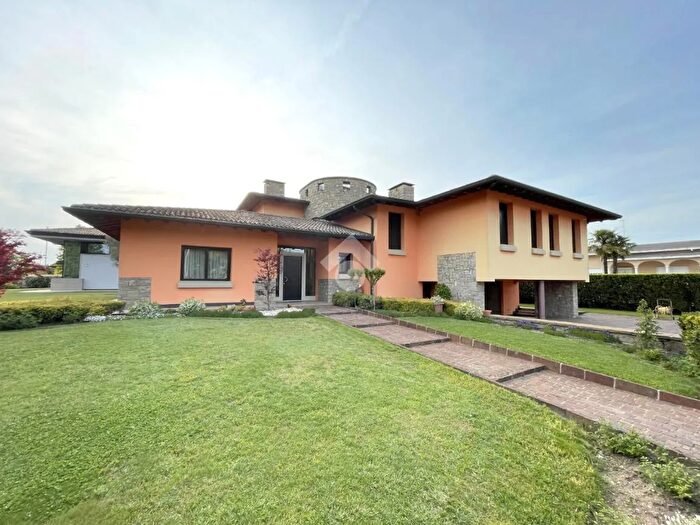 Casa con 5 locali in vendita in Via Vincenzo Bellini, Asola