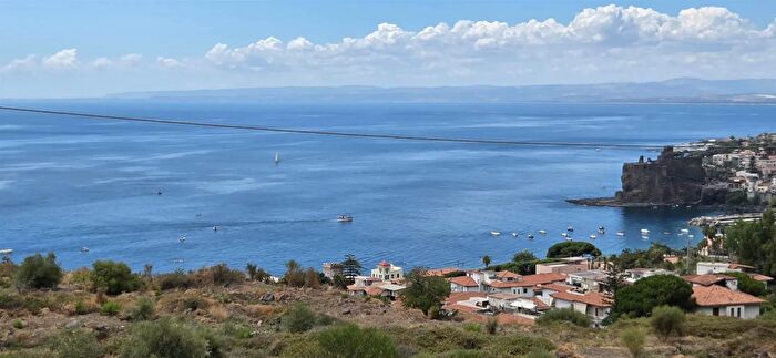 Appartamento con 5 locali in vendita in Via Concetto Marletta Aci Castello, Aci Castello