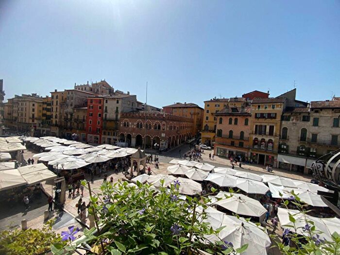 Appartamento trilocale in affitto in Piazza delle Erbe, Centro Storico, Verona