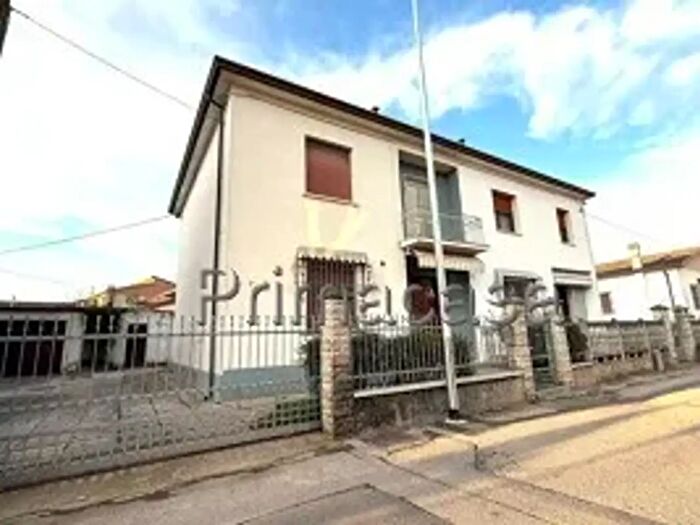 Casa quadrilocale in vendita in Via Ugo Foscolo, Bovolone