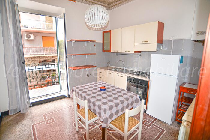 Appartamento trilocale in affitto in Via Madonnetta, Vado Ligure