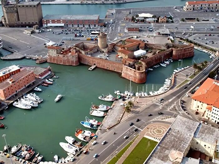 Appartamento con 6 locali in vendita in Livorno