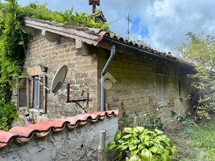 Casa con 6 locali in vendita in Fraz Petazzano, Gubbio
