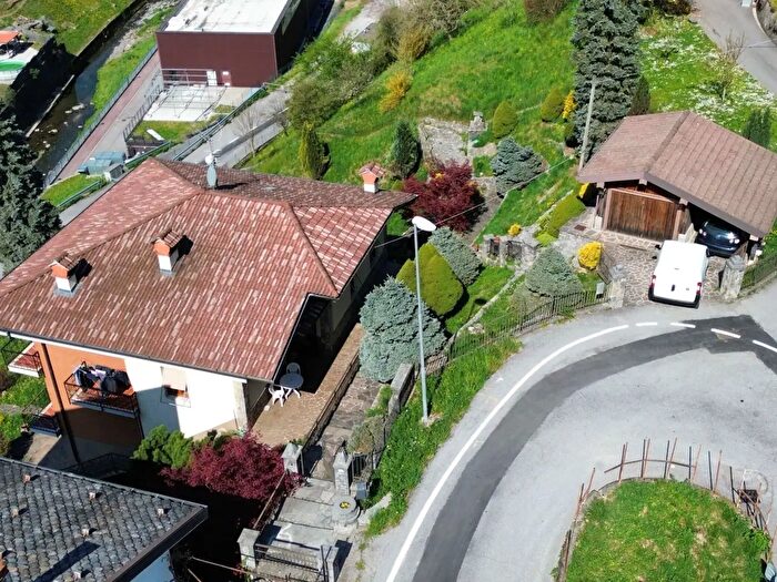 Casa con 6 locali in vendita in Val Brembilla