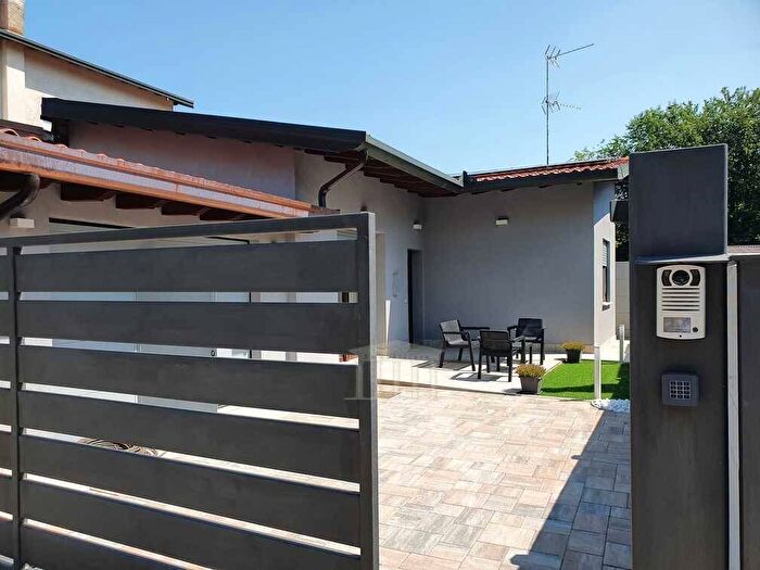 Casa trilocale in affitto in Via Roma, Casorate Sempione