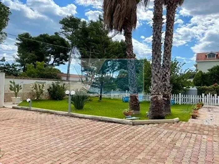 Casa con 9 locali in vendita in Siracusa