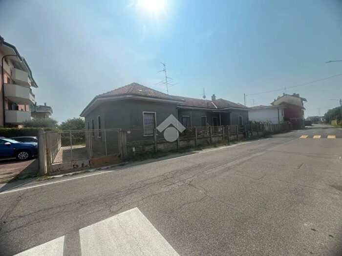 Casa con 6 locali in vendita in Via Isonzo, Seveso