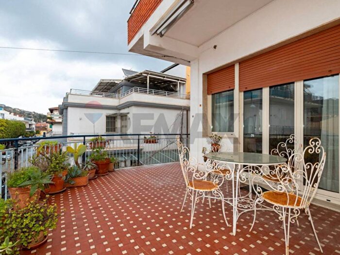 Appartamento con 5 locali in affitto in Via Francesco Crispi, Centro, Aci Castello