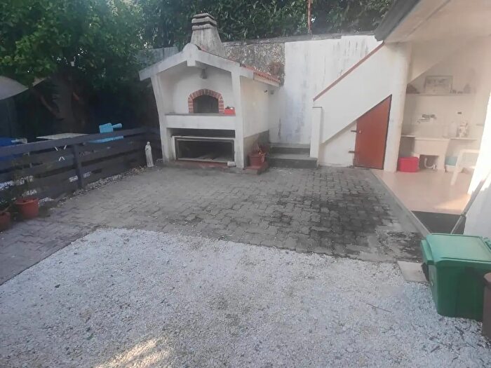 Casa con 8 locali in vendita in Massa