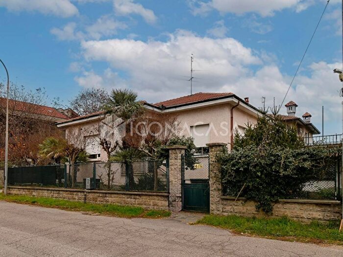 Casa trilocale in vendita in Via Giovanni Pascoli, Parabiago