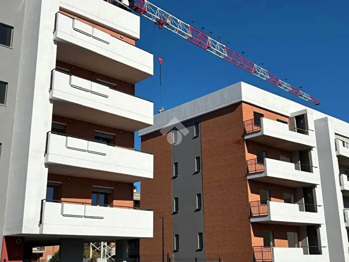 Appartamento trilocale in vendita in Via Guido Fiorini, Roma