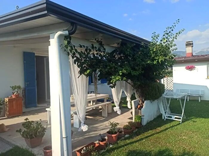 Casa quadrilocale in vendita in Massa