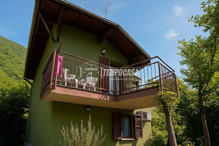 Casa quadrilocale in vendita in Via Santa Maria, Pont Canavese