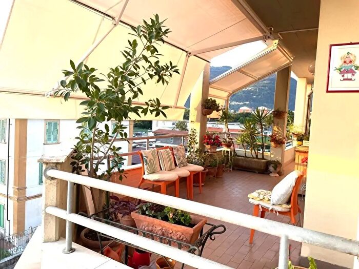 Appartamento quadrilocale in vendita in Via Marina Vecchia, Massa