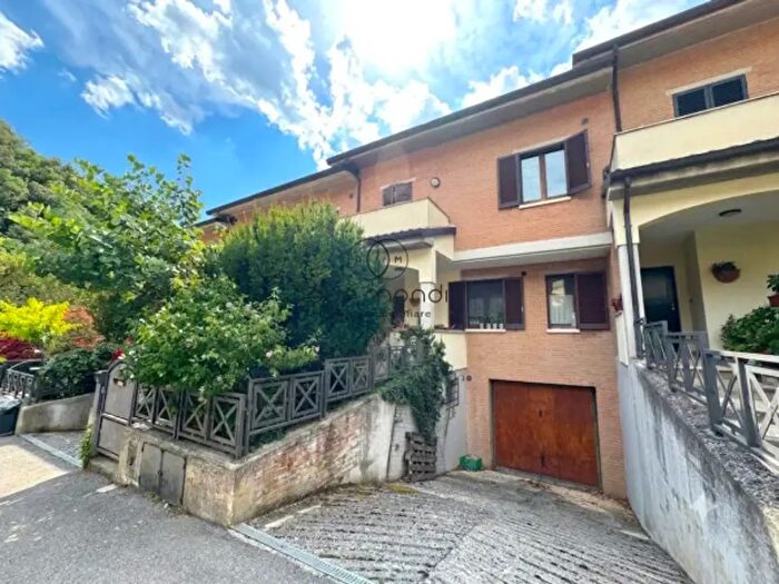 Casa quadrilocale in vendita in Via del Tiro a Segno, Spoleto