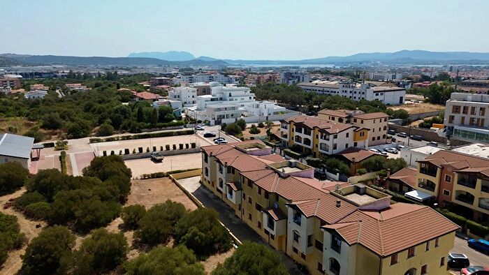 Appartamento con 6 locali in vendita in Via San Pietroburgo, Olbia