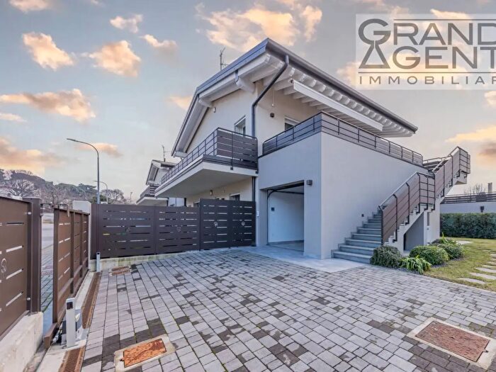 Appartamento quadrilocale in vendita in Località Grezze Snc, Desenzano Del Garda