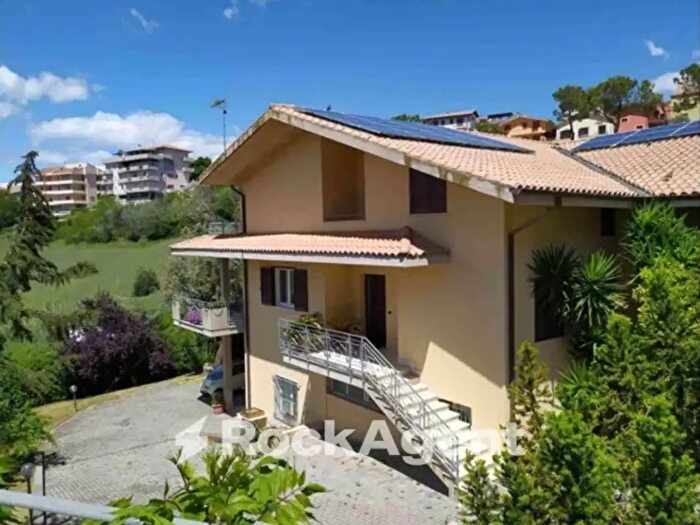 Casa con 6 locali in vendita in Via delle Maggiolate, Atri