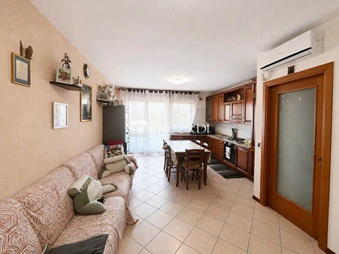 Appartamento con 8 locali in vendita in Via J F Kennedy, Casalserugo